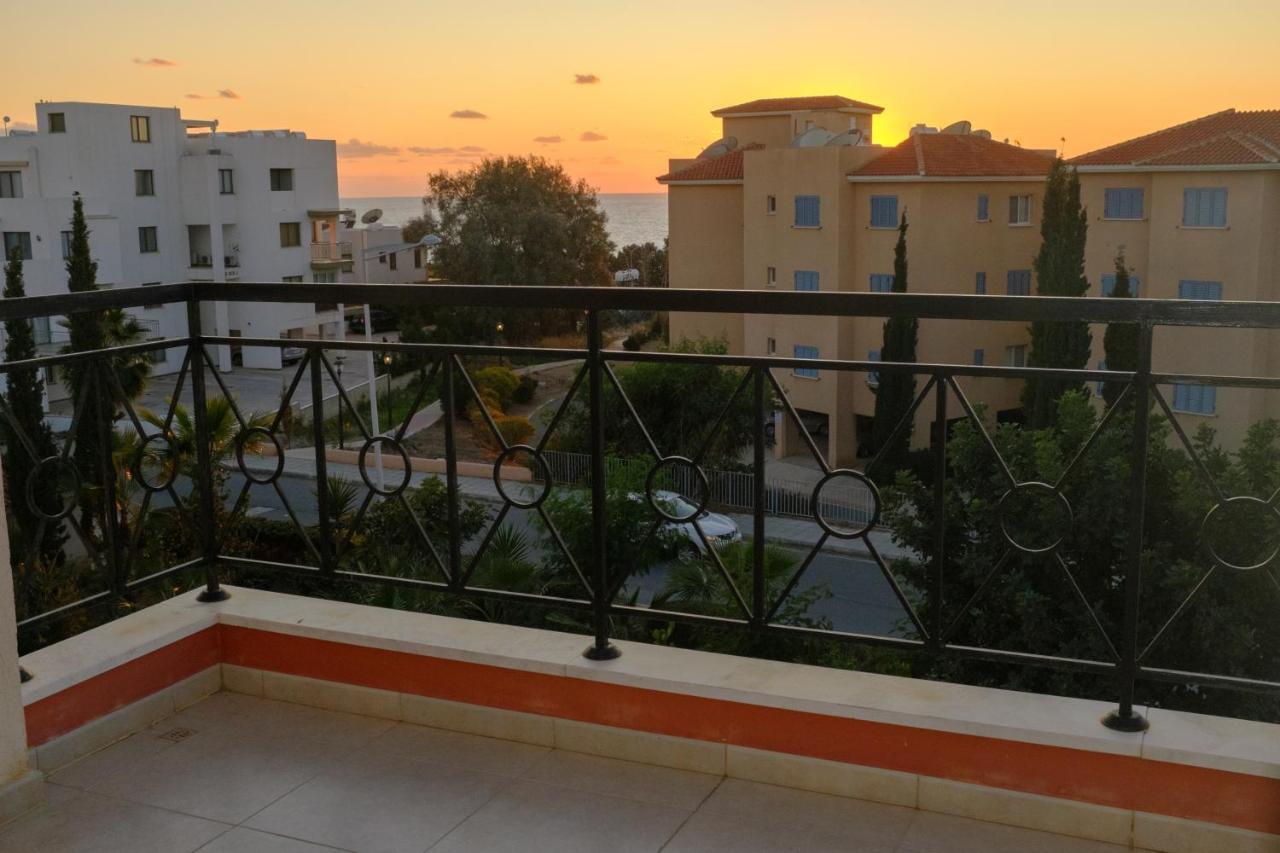 Ifestos Kings Resort Appartment Пафос Екстериор снимка